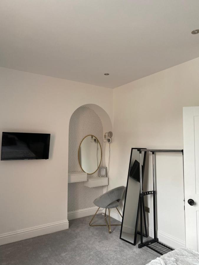 Luxury Spacious Renovated Townhouse แกรนแธม ภายนอก รูปภาพ
