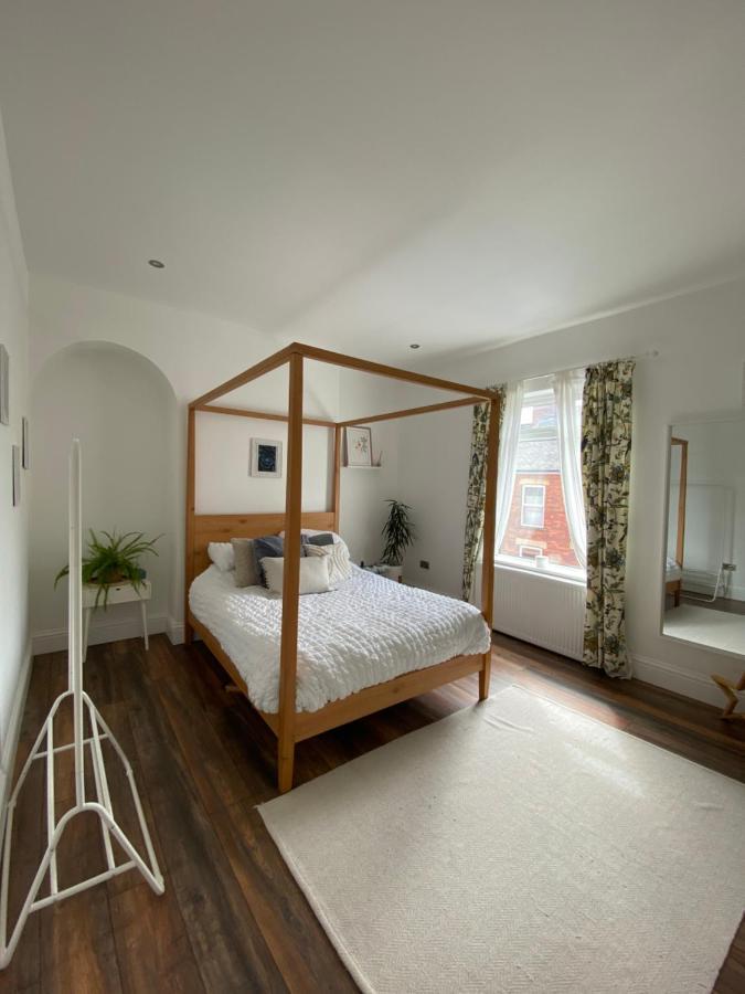 Luxury Spacious Renovated Townhouse แกรนแธม ภายนอก รูปภาพ