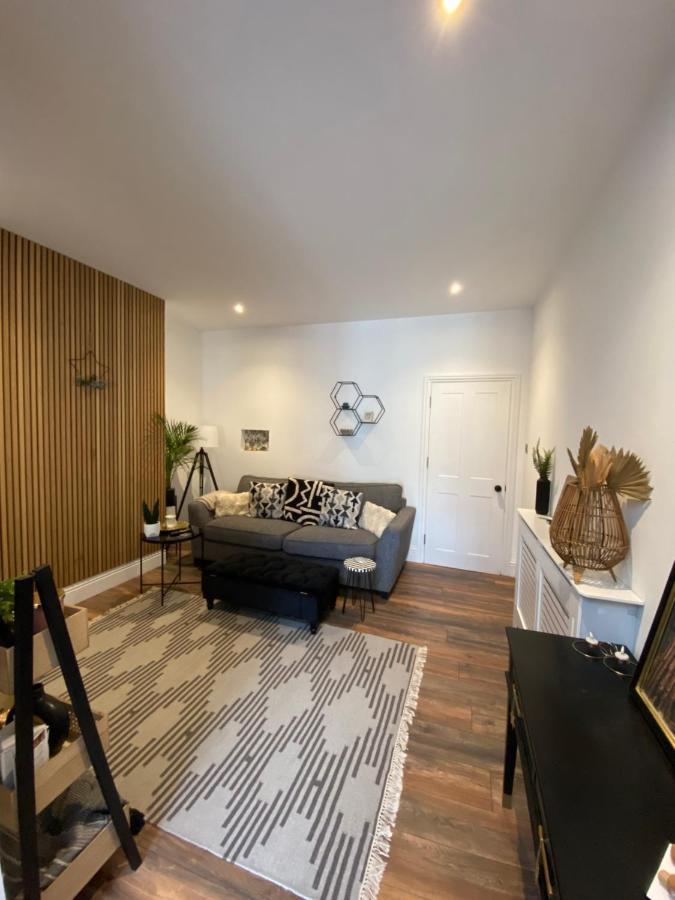 Luxury Spacious Renovated Townhouse แกรนแธม ภายนอก รูปภาพ