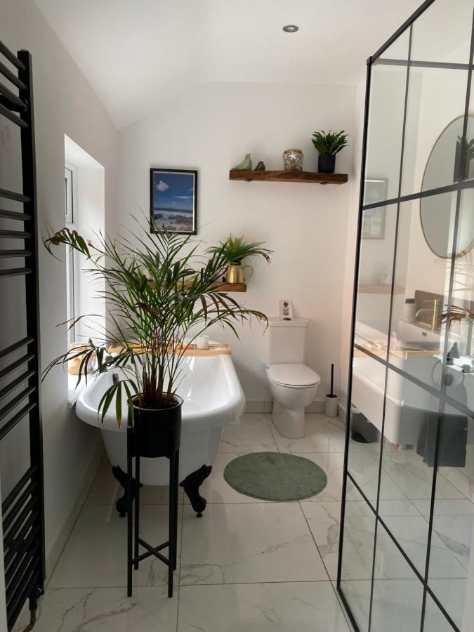Luxury Spacious Renovated Townhouse แกรนแธม ภายนอก รูปภาพ