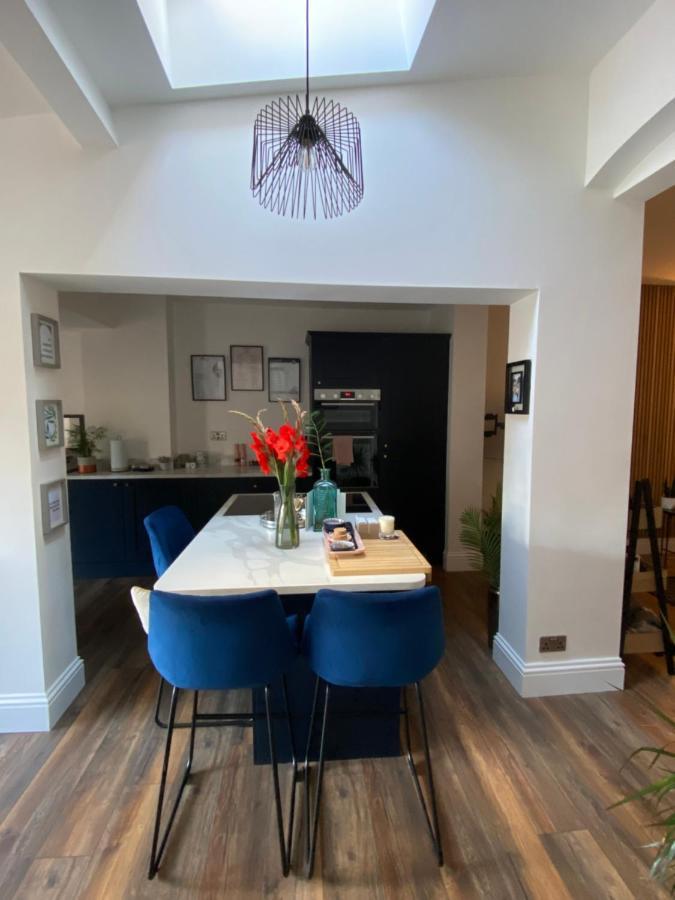 Luxury Spacious Renovated Townhouse แกรนแธม ภายนอก รูปภาพ