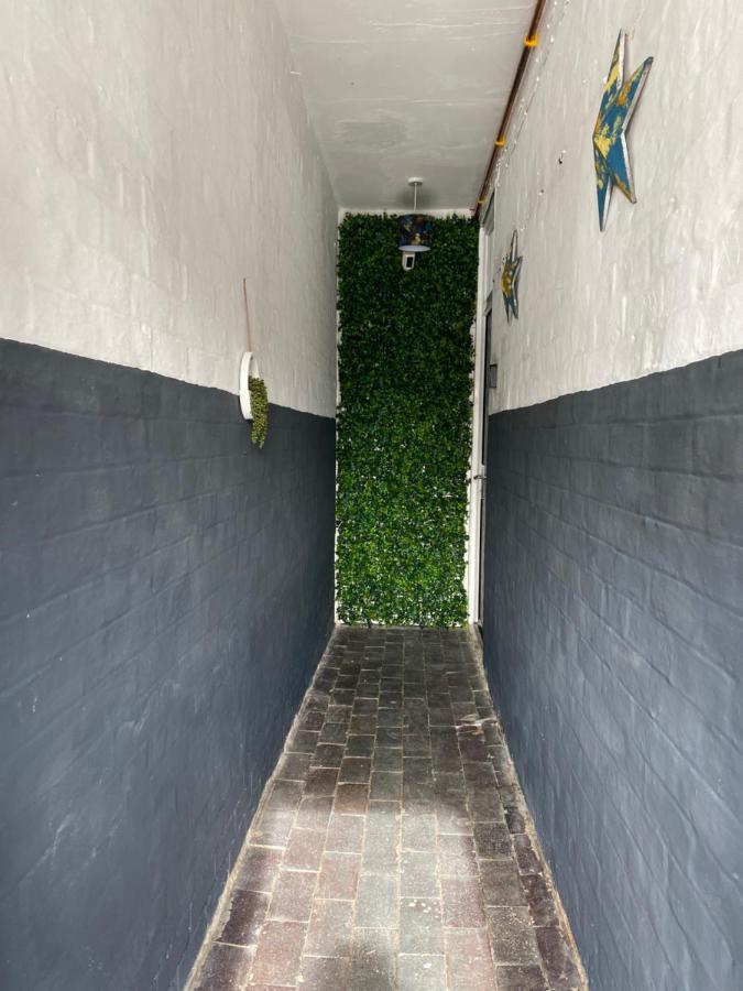 Luxury Spacious Renovated Townhouse แกรนแธม ภายนอก รูปภาพ